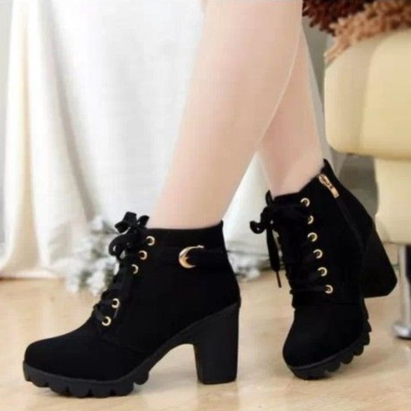 ?HOYIKAS?รองเท้าบูทหุ้มข้อวินเทจมาร์ตินขนาดบวกของผู้หญิงรองเท้าบูทส้นสูงหยาบกับหนังน้ำค้างแข็งหัวกลมลูกไม้สายเปลือยรองเท้า Fashion Shoes 8cm Height, Women's High-heeled Shoes, Short Leather Boots