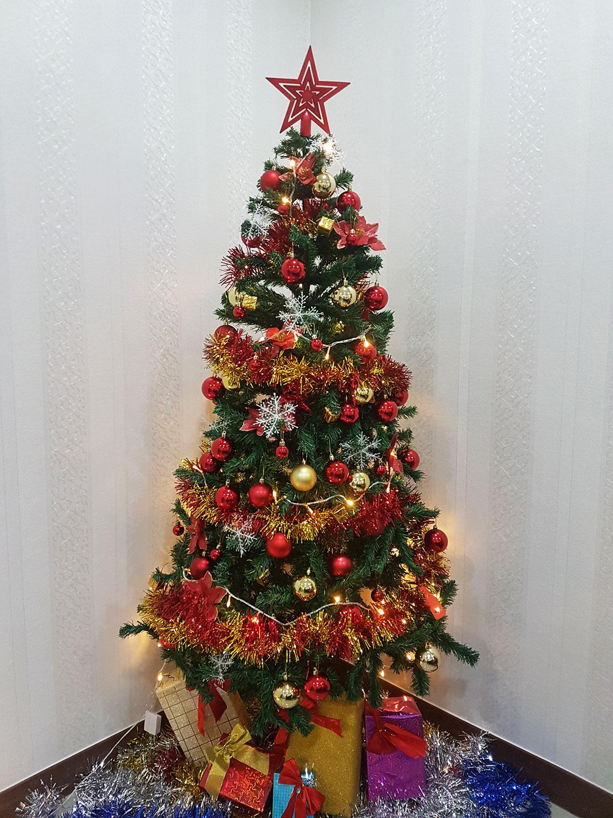 ต้นคริสมาสต์ปลอมชนิดพุ่มหนาขนาดเล็ก พร้อมของตกแต่งธีมสีล้วน ต้นคริสต์มาสขนาด1.8เมตร/6ฟุต ต้นคริสต์มาสสีเขียวฐานเหล็ก  6' / 1.8M Small-sized Christmas Tree