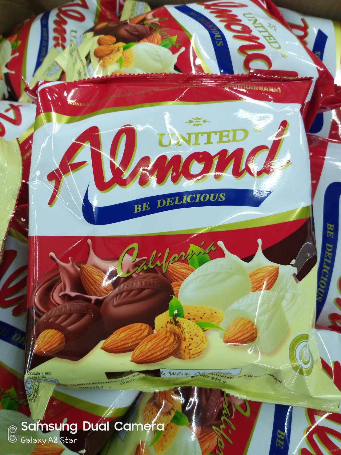 United almond ยูไนเต็ดอัลมอนด์เคลือบช็อคโกแลต (ไวท์ช็อกโกแลต แอนด์ ดาร์คช็อกโกแลต)