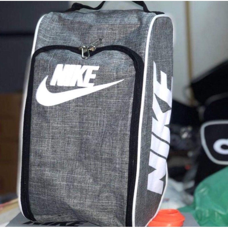 กระเป๋าใส่รองเท้า Nike ทรงหมอนตั้งมีสไตล์ เเบบมีตะข่ายด้านข้างระบายอากาศได้