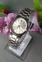 ภาพขนาดย่อของภาพหน้าปกสินค้าWin Watch shop นาฬิกา Casio สำหรับคุณผู้หญิง รุ่น LTP-1183G-7ADF สายสแตนเลส สองกษัตริย์ - 100% ประกันศูนย์ CMG 1 ปี จากร้าน Win Watch Shop บน Lazada