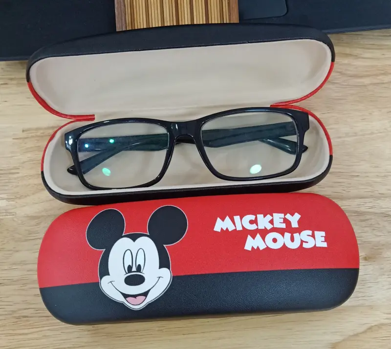ภาพหน้าปกสินค้ากล่องใส่แว่นตา ตลับใส่แว่น แว่นกันแดด GLASSES CASE ลายการ์ตูน MICKEY MOUSE น่ารัก จากร้าน DA_shop บน Lazada