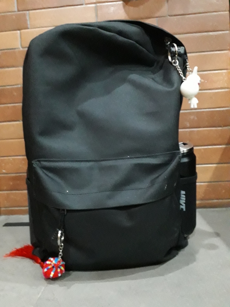 กระเป๋าเป้สะพายหลัง สีดำ