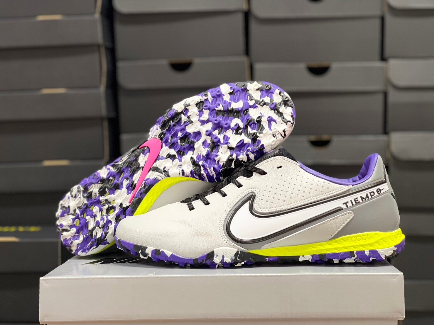 รองเท้าฟุตบอล ร้อยเท้าร้อยปุ่ม 100ปุ่ม ไนกี้Nike Tiempo สำหรัับ