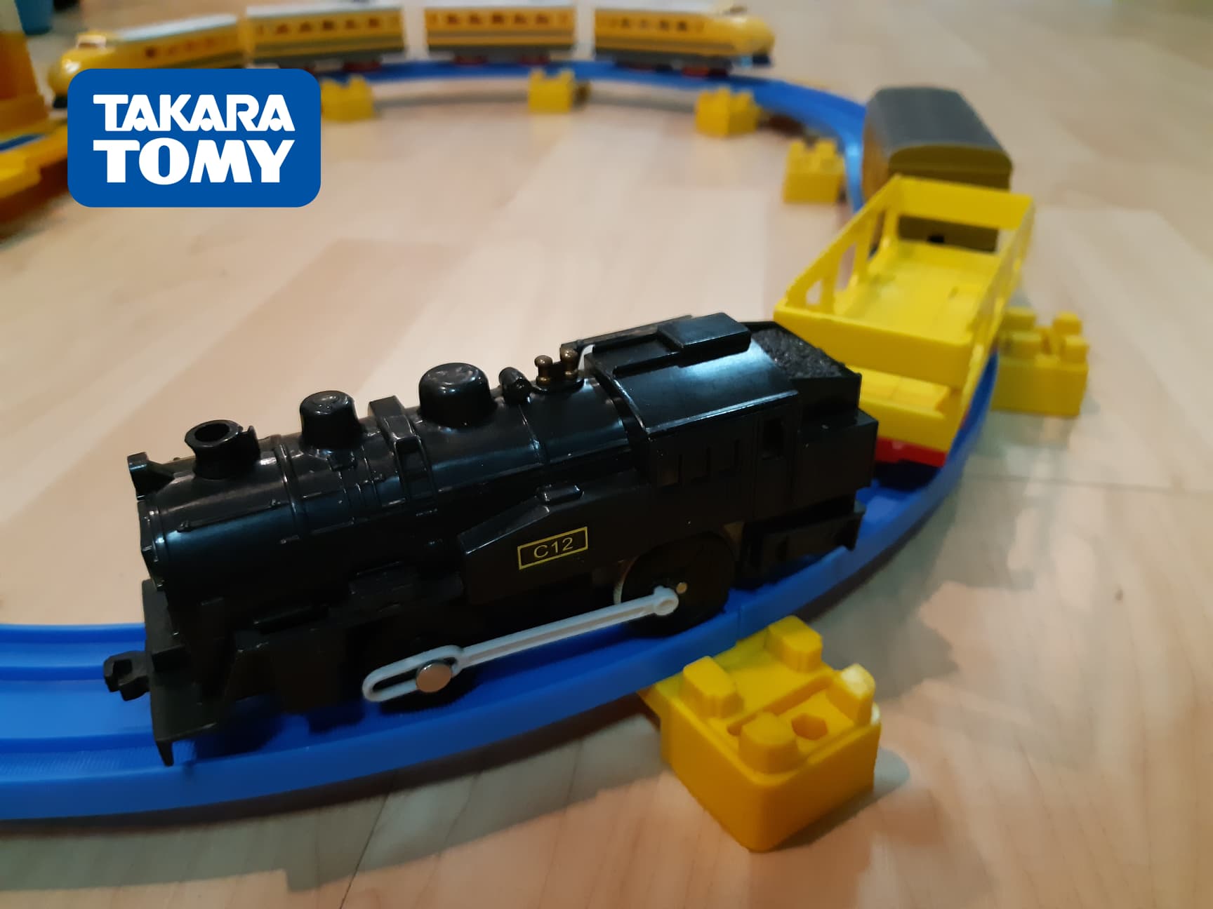takara tomy รถไฟ plarail แบบรถจักรไอน้ำ โบราณ พร้อมพ่วงหลังสองพ่วง ของแท้ ใส่ถ่าน วิ่งรางฟ้า สภาพดี การผ่านเช็คและรับประกันระบบ (1ขบวน)