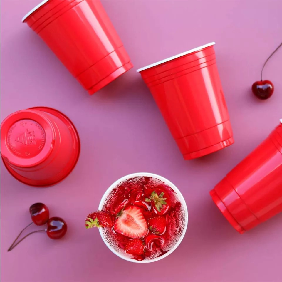 แก้วแดง (แพ็ค 10+1, 20+2, 50+5) ใบ Red cup สำหรับปาร์ตี้สไตล์อเมริกัน ขนาด16oz สำหรับงานปาร์ตี้ Red Cup American Party ให้สติ๊กเกอร์กันน้ำไปติดแก้ว