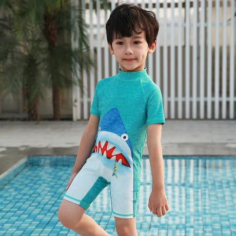 ชุดว่ายน้ำเด็กผู้ชาย 2-5 ขวบ บอดี้สูทแขนสั้น พร้อมหมวกว่ายน้ำ ลายฉลาม สีฟ้าใส  หล่อเท่ห์
