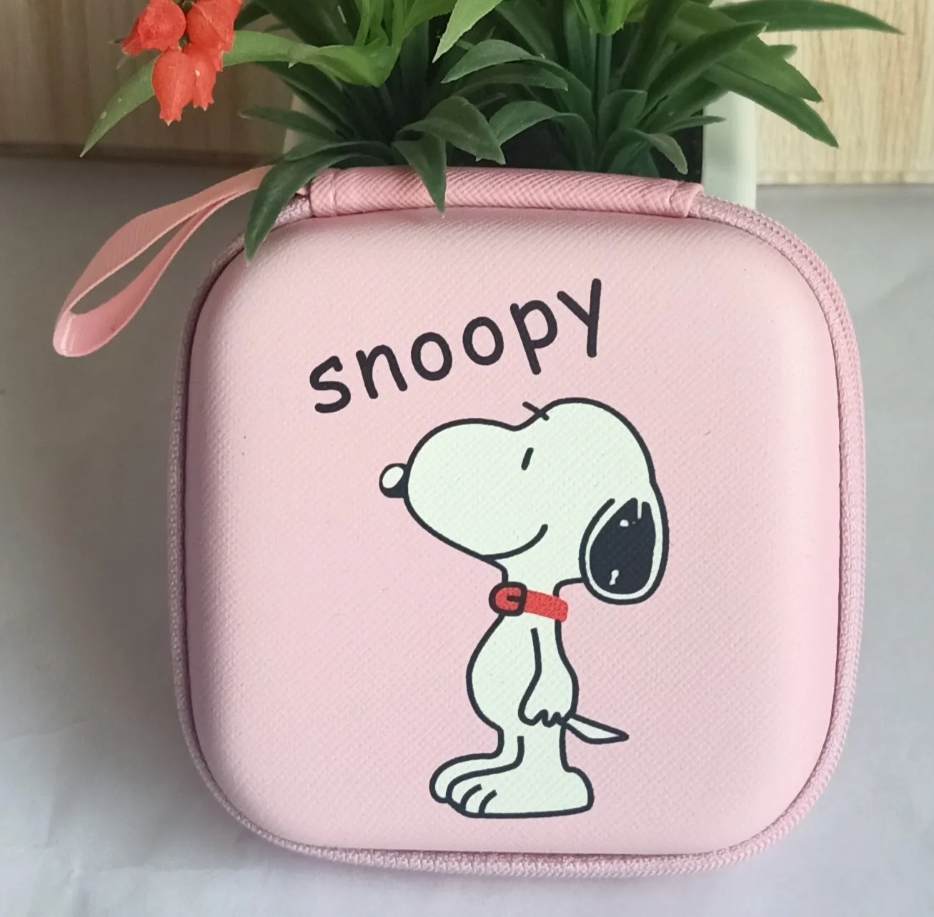 กล่องเก็บหูฟัง สายชาร์จ หัวชาร์จ  ใช้งานได้เอนกประสงค์ Size M ลาย Snoopy  น่ารักน่าใช้ ขนาด 9.5x9.5x3.5cm