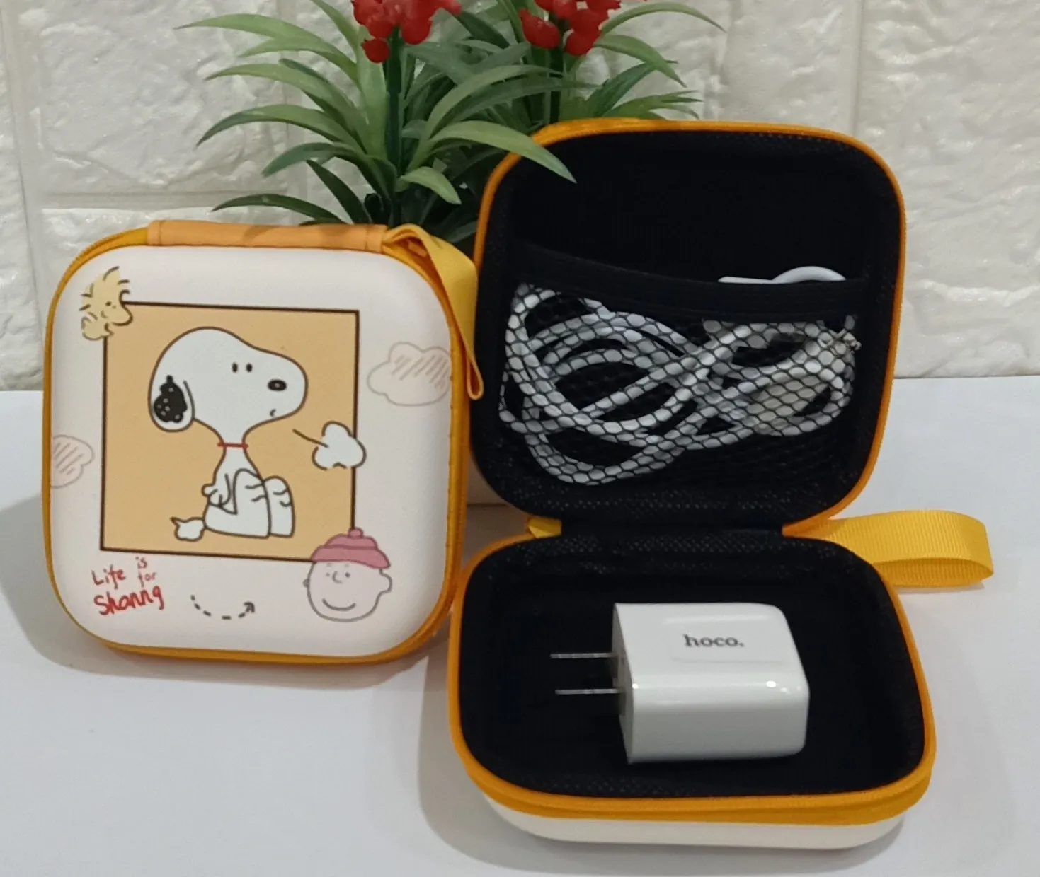 กล่องเก็บหูฟัง สายชาร์จ หัวชาร์จ  ใช้งานได้เอนกประสงค์ Size M ลาย Snoopy  น่ารักน่าใช้ ขนาด 9.5x9.5x3.5cm