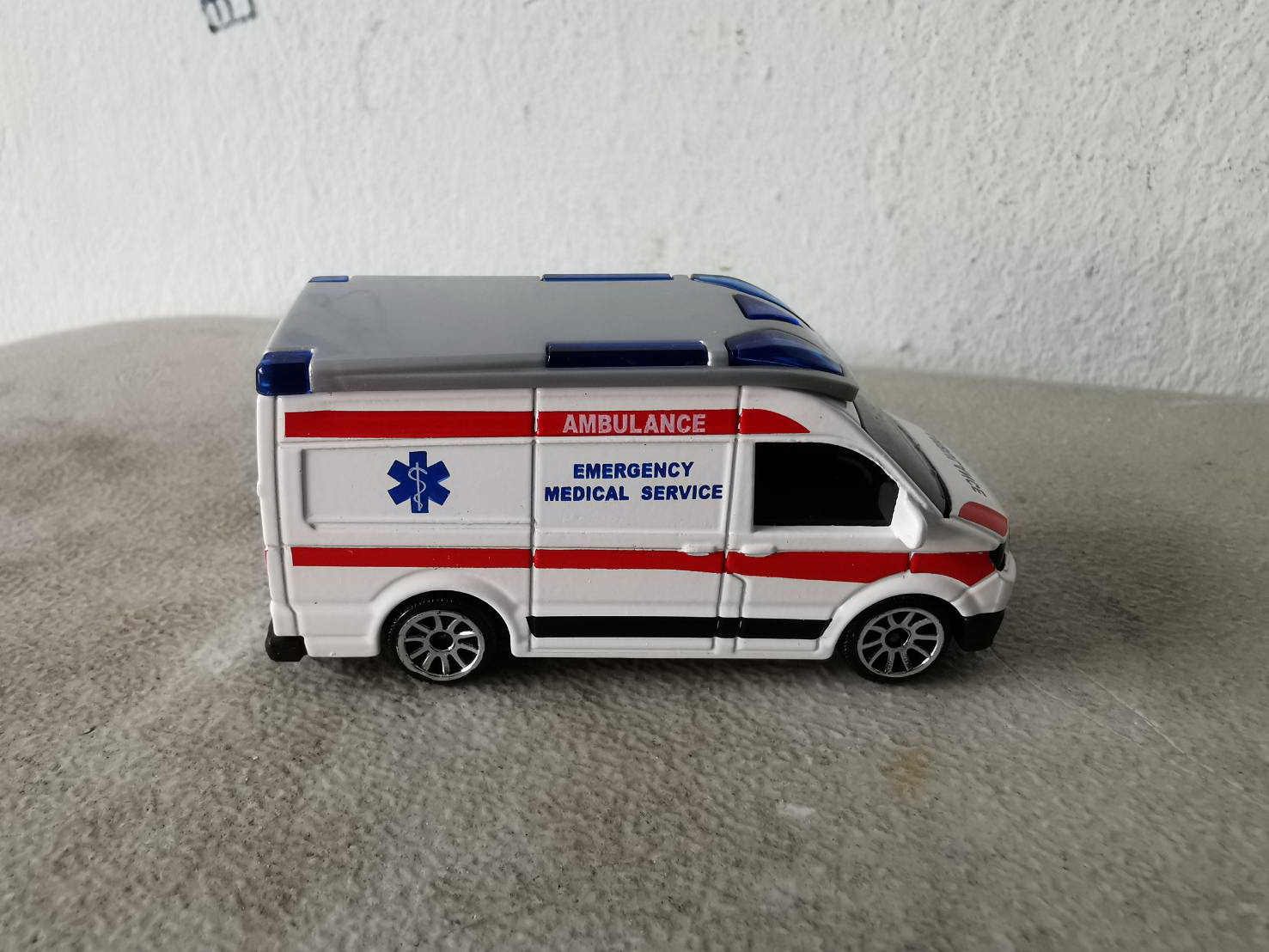 โมเดลรถเหล็ก รถ Ambulance Emergency Medical Service  V W Crafter สเกล 1/64 มีเสียงมีไฟ