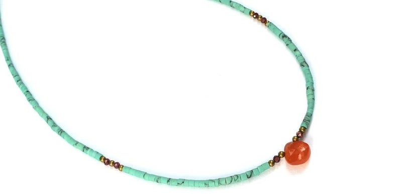 สร้อยคอหินเทอร์ควอยส์พร้อมจี้คาร์เนเลี่ยนและโกเมน Tiny Turquoise Beads Necklace with Carnelian Pendant and Garnet