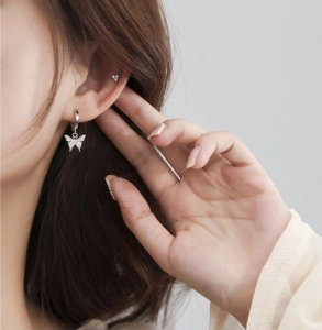 ภาพหน้าปกสินค้าgoodgift_station - bfly earrings silver 925 ต่างหูเงินแท้ 925 ห่วงกลมแบบล็อค ห้อยจี้ผีเสื้อประดับเพชร ที่เกี่ยวข้อง