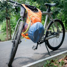 【ขายขาดทุน จำนวนจำกัด】เป้ กระเป๋าจักรยาน กระเป๋าเป้ มีตาข่ายสำหรับใส่หมวกจักรยาน ทำเป็นเป้น้ำได้ น้ำหนักเบา