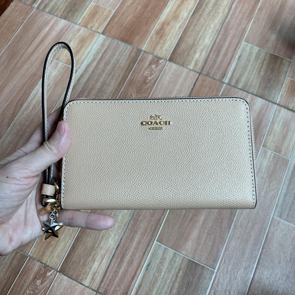 ราคา F29943 COACH PHONE WALLET WITH CHARMS กระเป๋าคล้องแขนใส่มือถือ