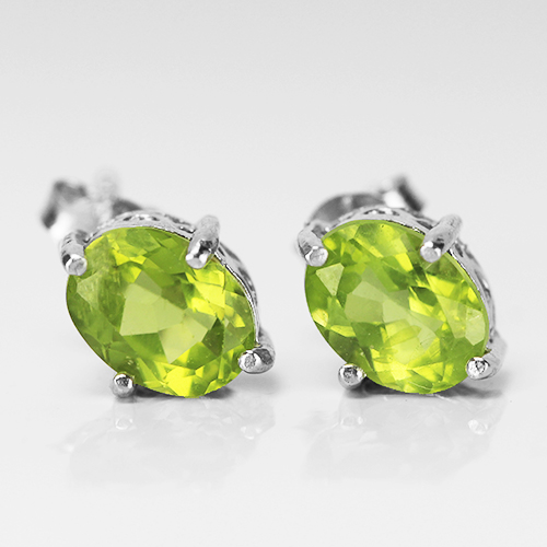 ต่างหูเงินแท้ชุบทองคำขาว แบบแกน ประดับพลอยธรรมชาติแท้ เพริดอท (Peridot)  : มณีธารา MT Jewelry 334-1