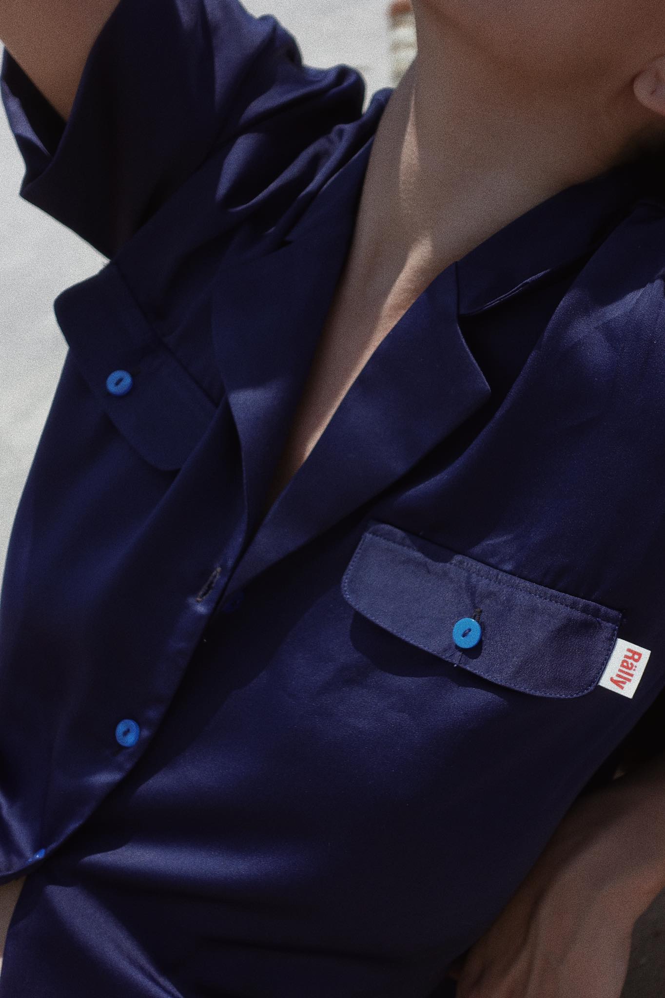 RALLY Classic Notched shirt (Navy) - เชิ้ตแขนสั้นดีเทลกระเป๋าสีกรม สี น้ำเงินเข้ม สี น้ำเงินเข้มไซส์ M