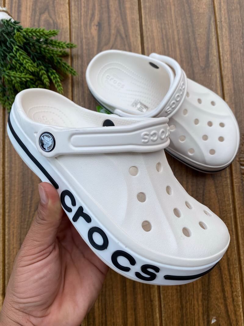 รองเท้าcrocs รองเท้าแตะ สวมใส่สบาย ใส่ได้ทั้งชายและหญิง