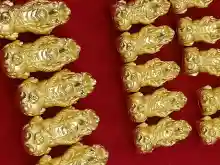 ภาพขนาดย่อของภาพหน้าปกสินค้าปี่เซี๊ยะทองคำ99.99%(น.น.0.8กรัม)ร้อยสายหนังสปริงล็อกแจ้งขนาดข้อมือที่ต้องการได้ที่แชท จากร้าน Singsangnapa บน Lazada