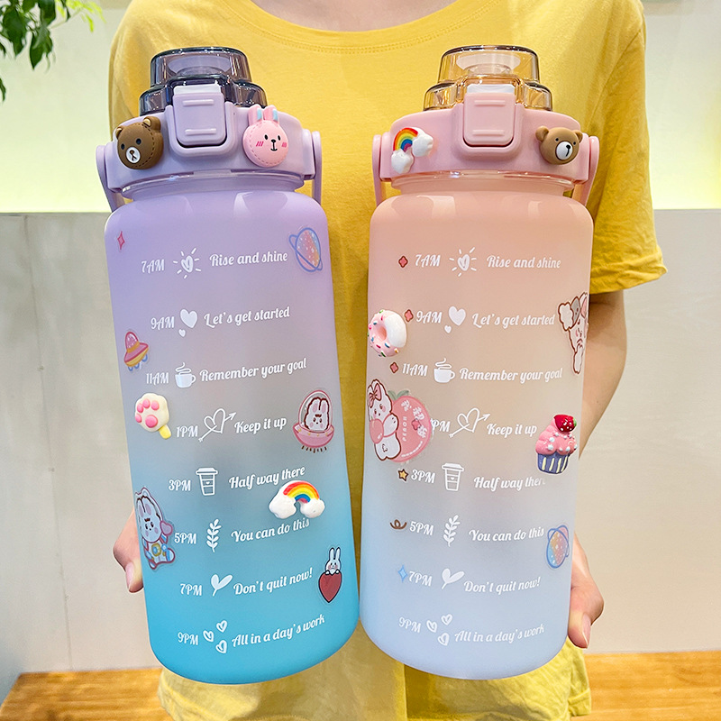 ขวดน้ำ ไม่แถมสติ๊กเกอร์ ขวดน้ำพลาสติกแบบพกพา ขวดน้ำสไตล์สปอร์ต ความจุ2ลิตร (BPA FREE) พลาสติก PC ป้องกันการตกแตกวัสดุปลอดภัยไม่เป็นอันตราย