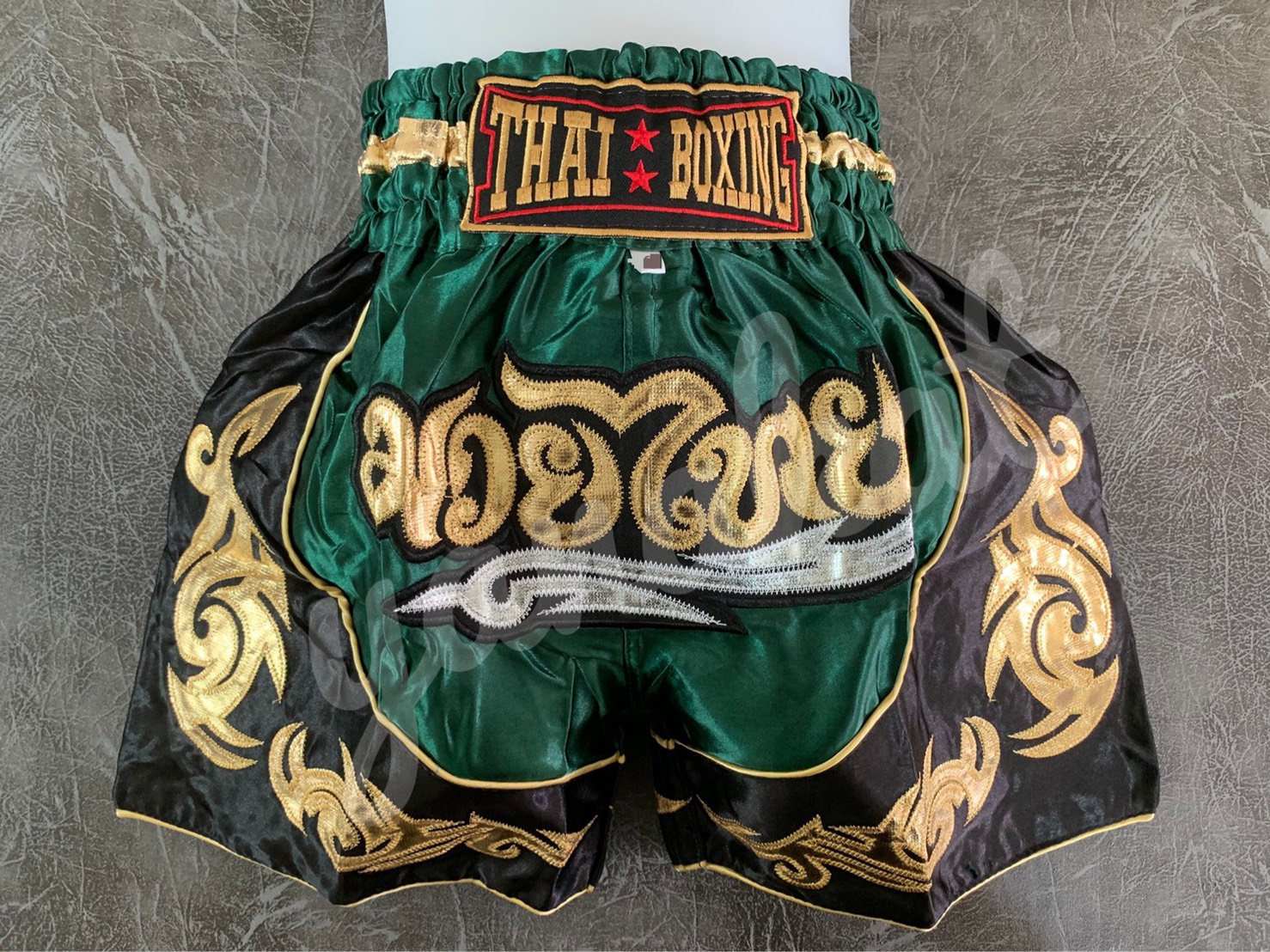 กางเกงมวย กางเกงมวยไทย ปักลายกนกทอง ไซส์ผู้ใหญ่ ผ้าซาติน Kick Boxing Shorts ไซส์ M-XXXL สีเขียว