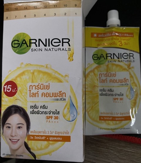 (ยกกล่อง) Garnier Skin Natural Light Complete Day Multi-Action Whitening Serum Cream SPF30/PA+++ การ