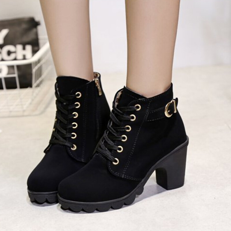 *LYSBAG* รองเท้าบูทหุ้มข้อวินเทจมาร์ตินขนาดบวกของผู้หญิงรองเท้าบูทส้นสูงหยาบกับหนังน้ำค้างแข็งหัวกลมลูกไม้สายเปลือยรองเท้า Fashion Shoes 8cm Height, Women's High-heeled Shoes, Short Leather Boots LTH222