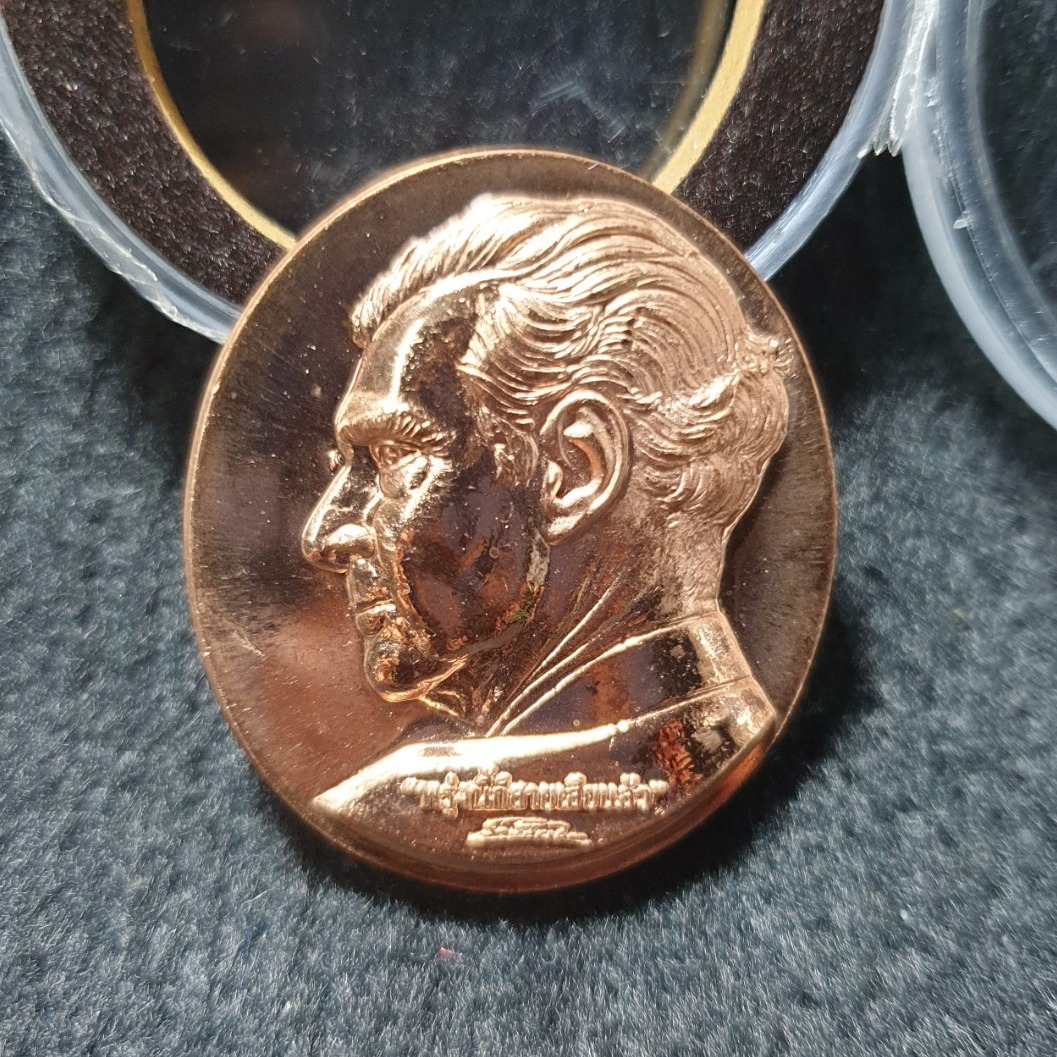 เหรียญพsะพิฆเนศ อาจารย์ศิลป์ พีsะศรี กรมศิลปากร ที่sะลึก 70 ปี หมาวิทยาลัยศิลปากร ปี56 เนื้oทoงแดง พิมพ์ใหญ่ขนาด 3 เซน พร้อมตลับเดิม(สำเนา)