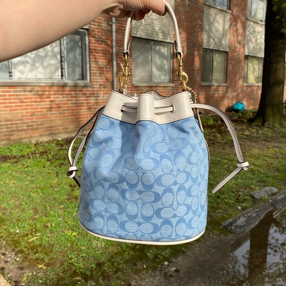 ของแท้ COACH FIELD BUCKET BAG IN SIGNATURE CHAMBRAY (COACH C4693