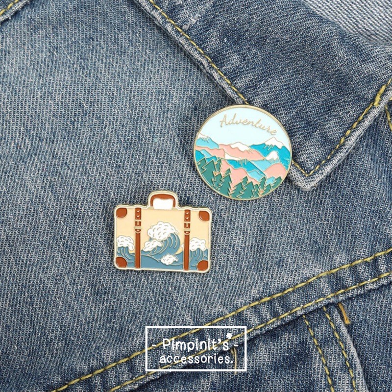 (YJ Store) พร้อมส่ง : เข็มกลัดเซ็ทกระเป๋าหมอนและวิวภูเขา | Duffel Bag & Mountain View Enamel Brooch Pin Set.