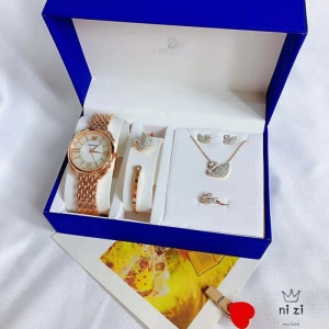 ภาพหน้าปกสินค้าSwarovski watch necklace bracelet ring earrings five-piece set（Rose Gold） ที่เกี่ยวข้อง