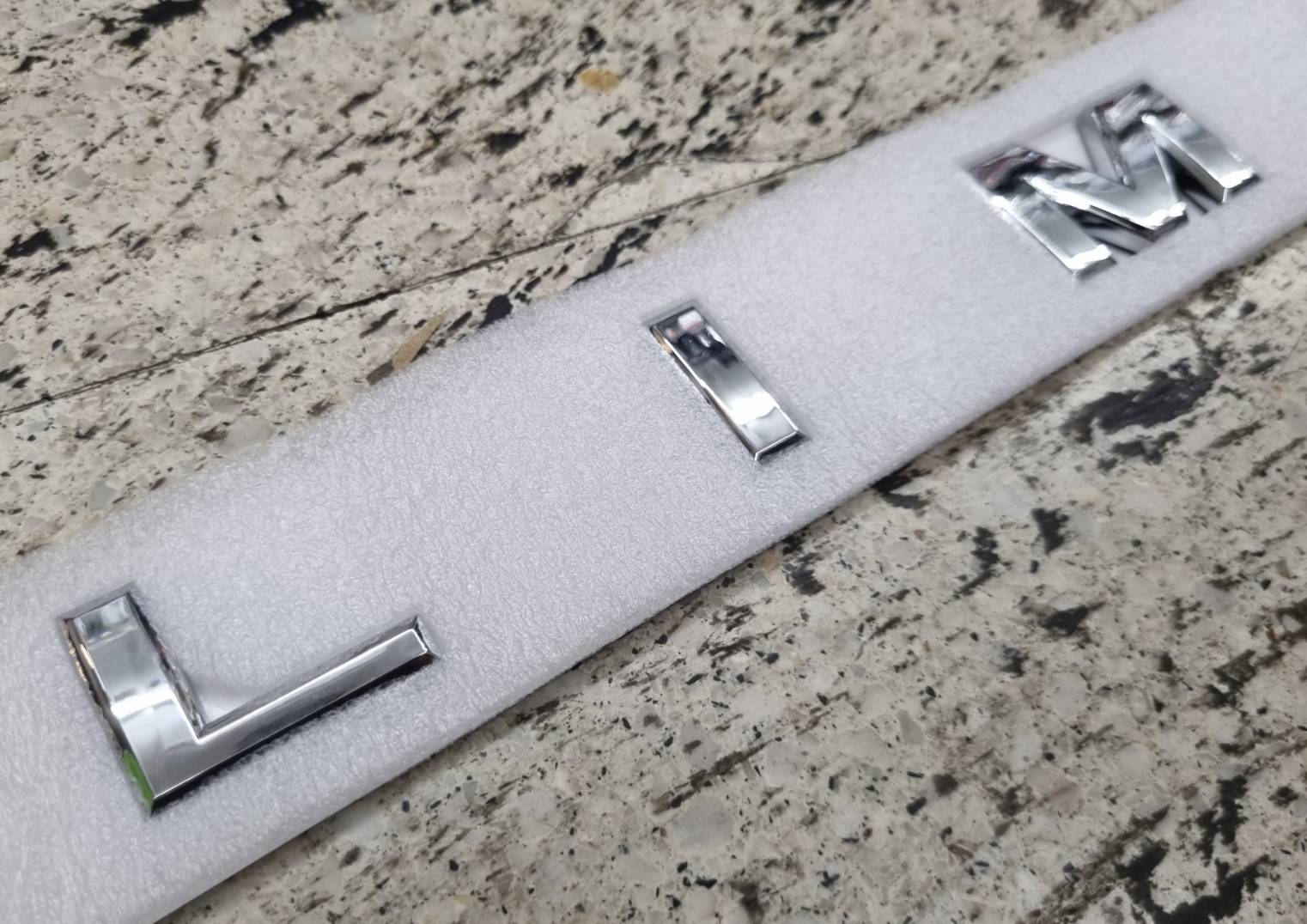 ตัวอักษรแยก โลโก้ ลิมิเต็ด ติดกระจัง ด้านข้าง รถกระบะ ฟอร์ด ขนาด 53 * 3