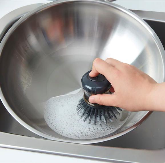 แปรงล้างจานพร้อมช่องใส่น้ำยาล้างจาน  ใช้งานง่าย กดปุ่มด้านบนเบา ๆ เพื่อจ่ายน้ำยาล้างจาน  เก็บสะดวก เพียงวางแปรงหงายขึ้น