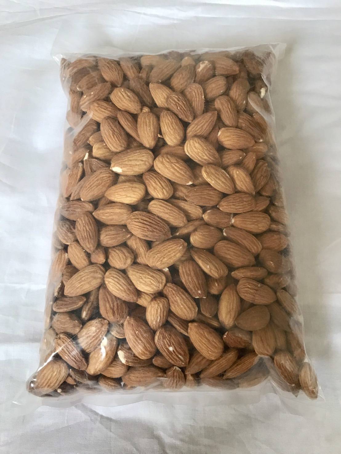 อัลมอนด์ดิบ / Raw natural whole almonds นำเข้าจากอเมริกา คัดพิเศษ ขนาดบรรจุ 1000 กรัม Import from USA net weight 1 kg.(R0024)