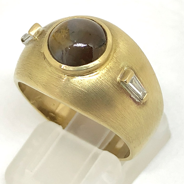แหวนทองคำฝังเพชรแท้เหลี่ยมบาร์เก็ต ขนาด 0.10x2 กะรัต ฝังเพชรตาแมวทรงกลมขนาดเส้นผ่าศุนย์กลาง 0.8mm ตัวเรือนทอง 90%