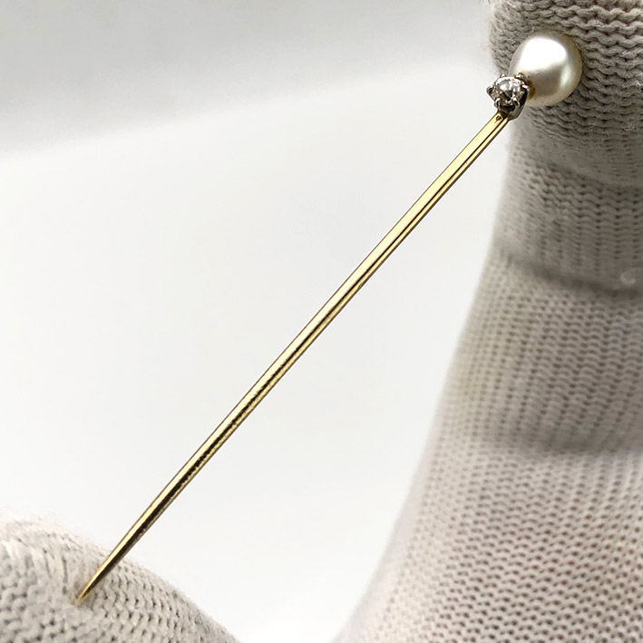 เข็มหมุดทอง หัวหมุดเป็นมุกแท้ ฝังเพชรแท้ 1 เม็ด ขนาดความยาวเข็ม 5.8 cm วัสดุตัวเรือนทองคำ 18k