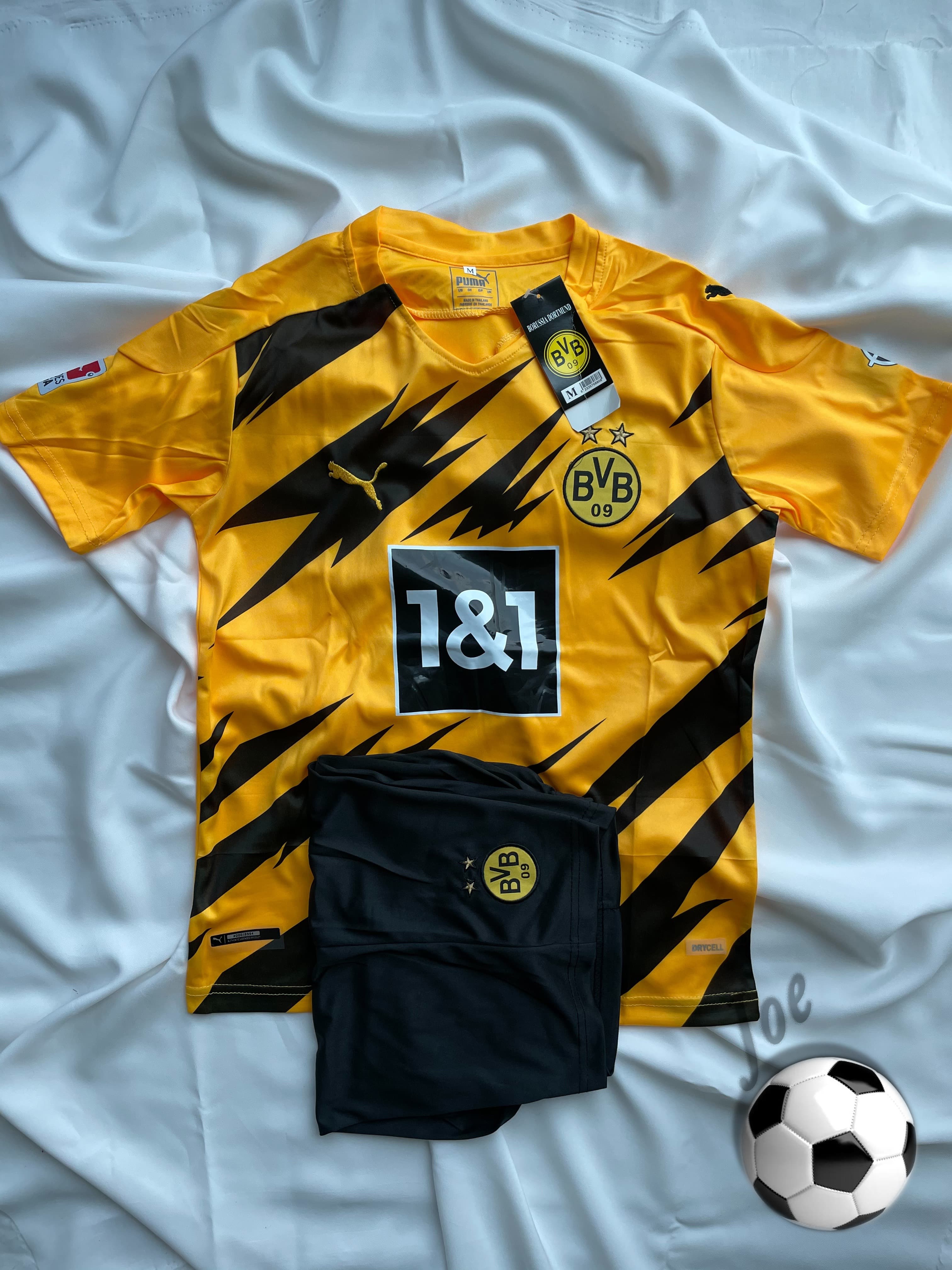 ชุดบอล  Borussia Dortmund  เสื้อบอลและกางเกงบอลผู้ชาย ปี 2020-2021