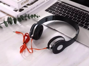 ภาพหน้าปกสินค้าหูฟังครอบหัว รุ่น BASS SOLO แบบใช้สาย ไม่ใช่บลูทูธ หูฟังครอบหัว เฮดโฟน Audio - Professional Bass Stereo Headphones หูฟังพกพาสะดวก ที่เกี่ยวข้อง