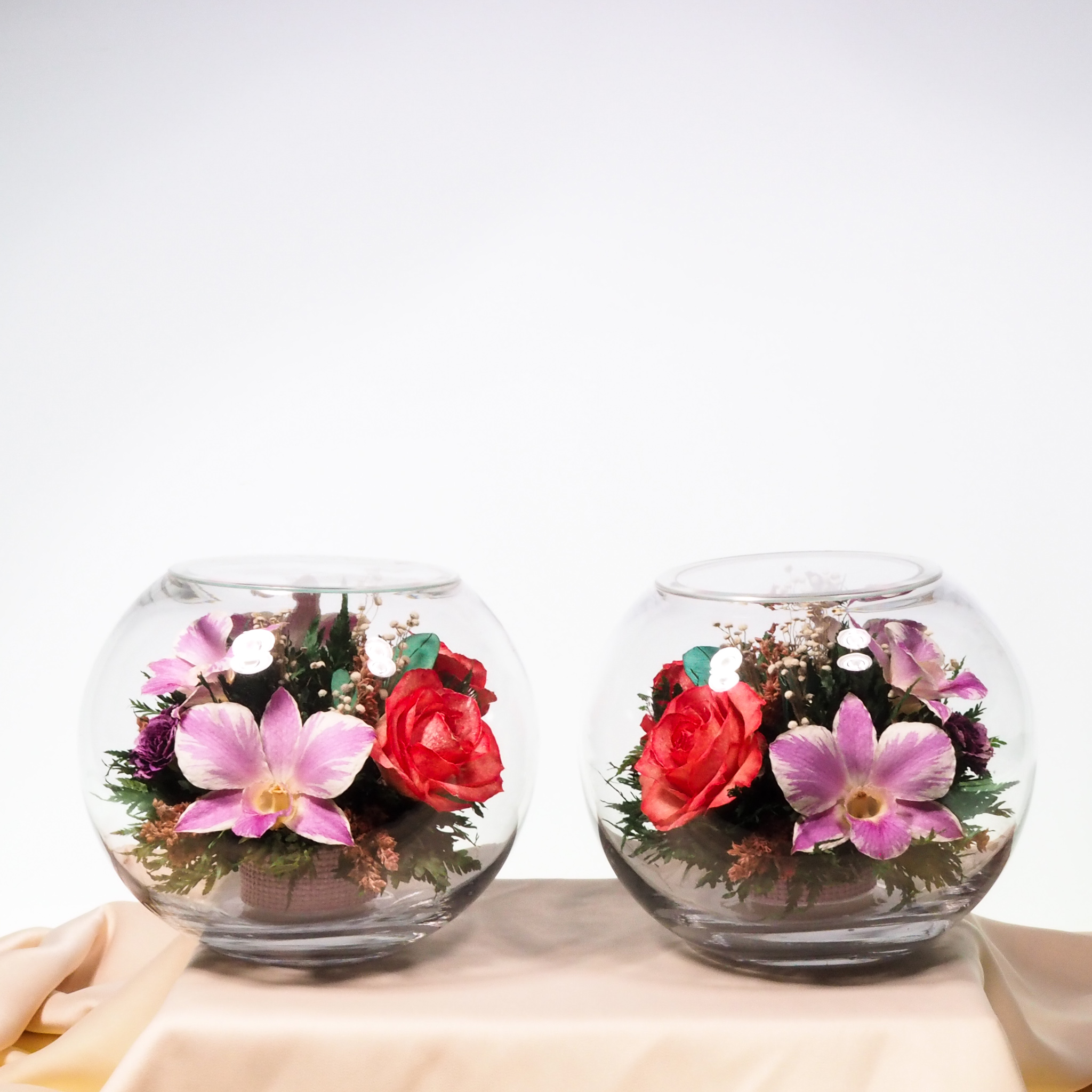 ชุดดอกไม้บูชาพระในโหลแก้วโดย Fi’ora Thailand (2 ชิ้นต่อชุด) (966, orcids, pinkish red rose, Worship Collection). ดอกไม้ธรรมชาติ 100% อยู่ได้ถึง 5 ปี.
