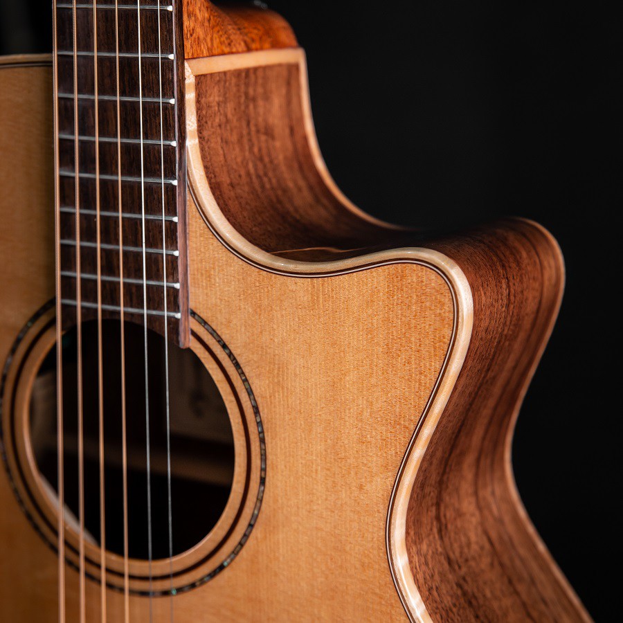 Alvarez AG70WCEAR กีตาร์โปร่งไฟฟ้า Top Solid (Solid A+ Sitka Spruce / Walnut) w/ Flamed Maple Armrest