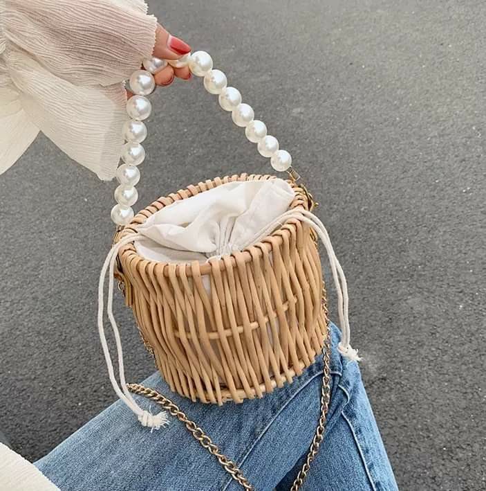 กระเป๋าสานจากต้นหลิว หูถือมุกเม็ดใหญ่ มีทรงถังกลมและถังเหลี่ยม