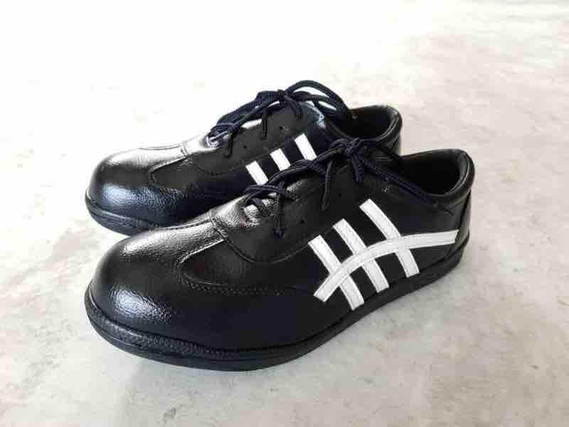 รองเท้าเซฟตี้หัวเหล็ก หนังเรียบ แต่งลายขีดสีขาว พื้นเย็บรอบ ราคา 450 บาท