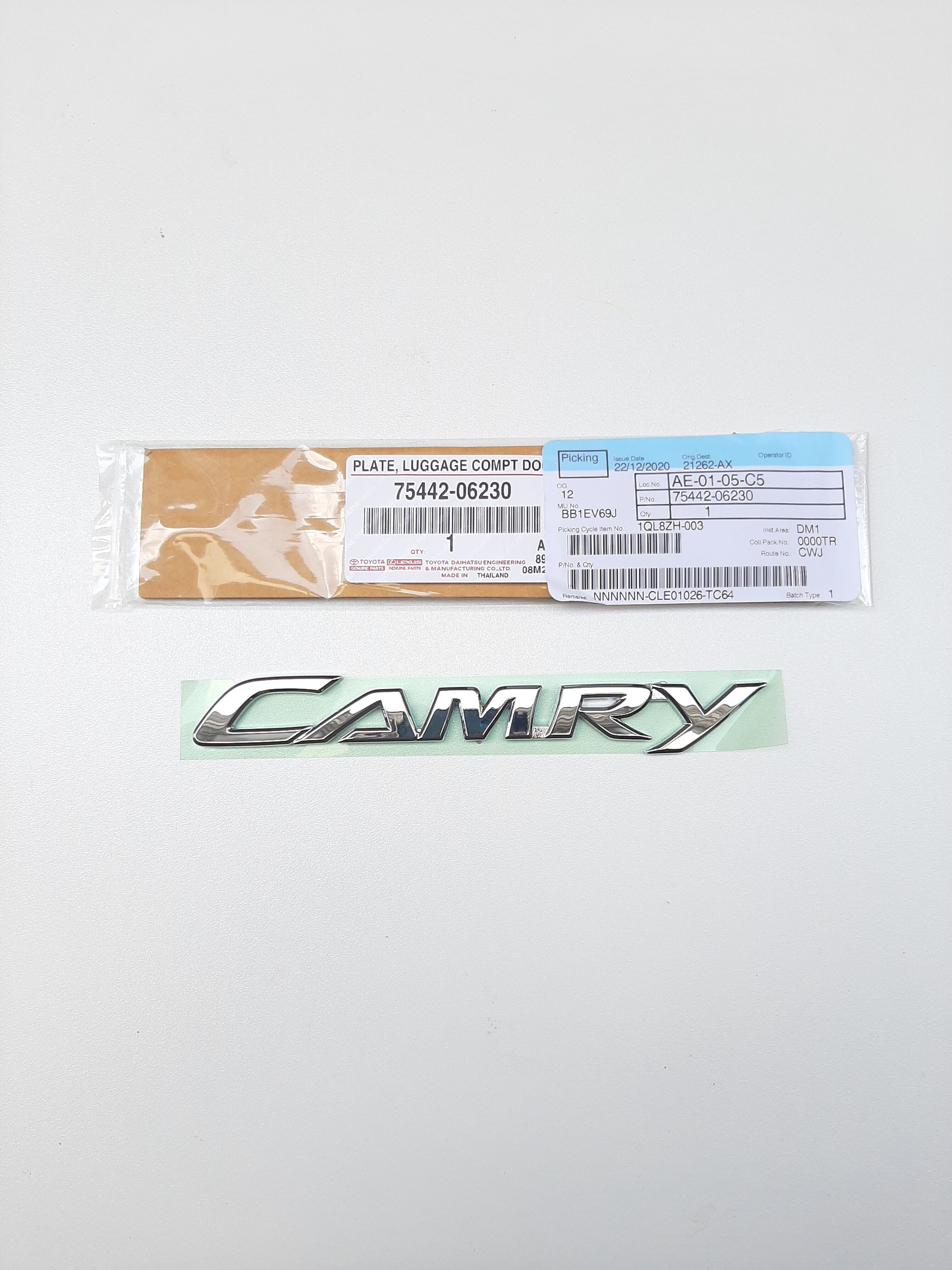 โลโก้ CAMRY แท้ติดท้ายรถ โตโยต้าแคมรี่ปี 2013-2019 สีโคเมียม
