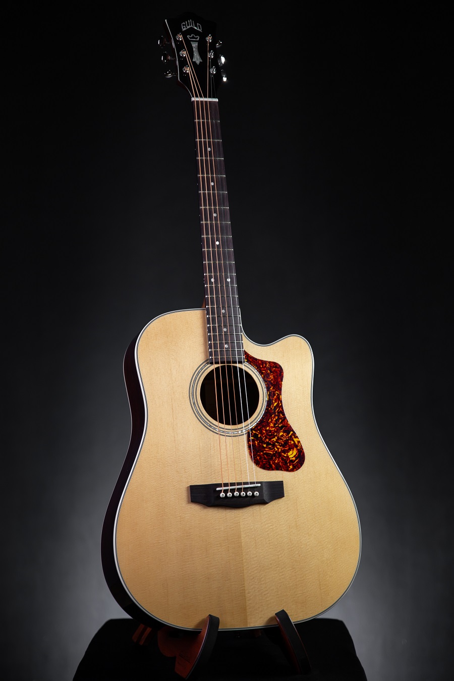 Guild D-150CE กีตาร์โปร่งไฟฟ้ารุ่น All Solid (Sitka Spruce / Rosewood) พร้อมกระเป๋าเกรดพรีเมี่ยม