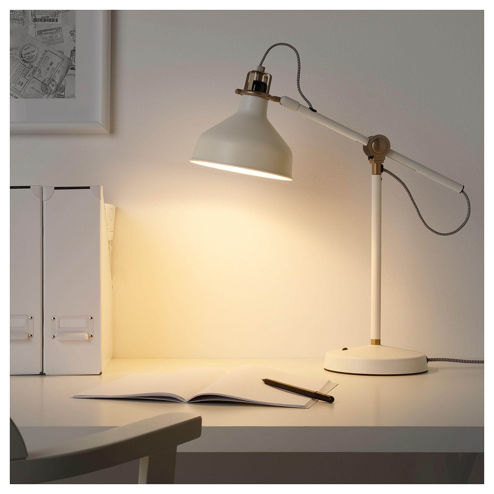 RANARP รอนนาร์ป โคมไฟโต๊ะทำงาน ออฟไวท์ ปรับทิศทางแสงได้ง่าย โดยปรับที่แขนโคมและโป๊ะโคมให้แสงสว่างตรงจุด จาก IKEA