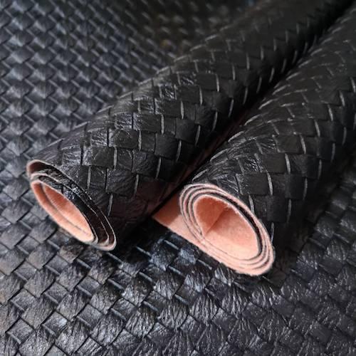 1 pcs หนังแผ่น หนังเทียม พิมพ์ลาย สีดำ หน้าเดียว หนัง ผ้าหนังเทียม (มีให้เลือกหลายขนาด) WV000701 PU Leather Fabric / material for sewing crafts accessories to decorate