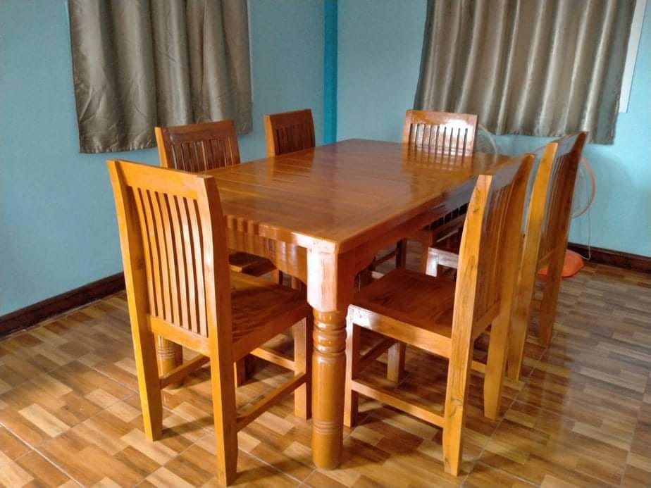 CPG ส่งฟรี ชุดโต๊ะอาหารไม้สัก 6 ที่นั่ง ชุดโต๊ะกินข้าว รุ่นเก้าอี้หลังระเเนงโค้งนั่งสบาย สีสักน้ำตาลส้มเคลือบเงากันน้ำ K-01