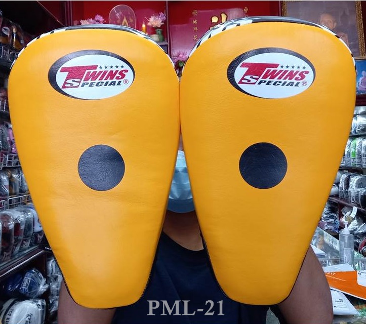 Twins  Special focus mitts PML-21 Yellow Black for Training Muay Thai MMA K1 เป้ามือทวินส์ สเปเชี่ยล แบบโค้ง สีเหลือง-ดำ หนังแท้ สำหรับเทรนเนอร์ ในการฝึกซ้อมนักมวย