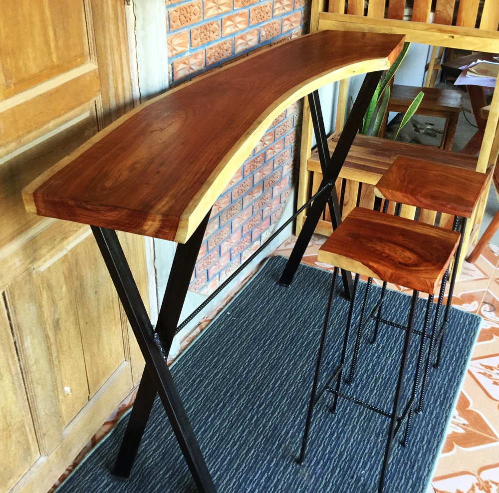 ชุดโต๊ะบาร์ โต๊ะบาร์ไม้ทรงสูง ขาเหล็ก โต๊ะบาร์ไม้ประดู่ โต๊ะบาร์ไม้ทรงสูงไม้ประดู่ ไม้แผ่นเดียว แผ่นไม้ประดู่ โต๊ะไม้ประดู่