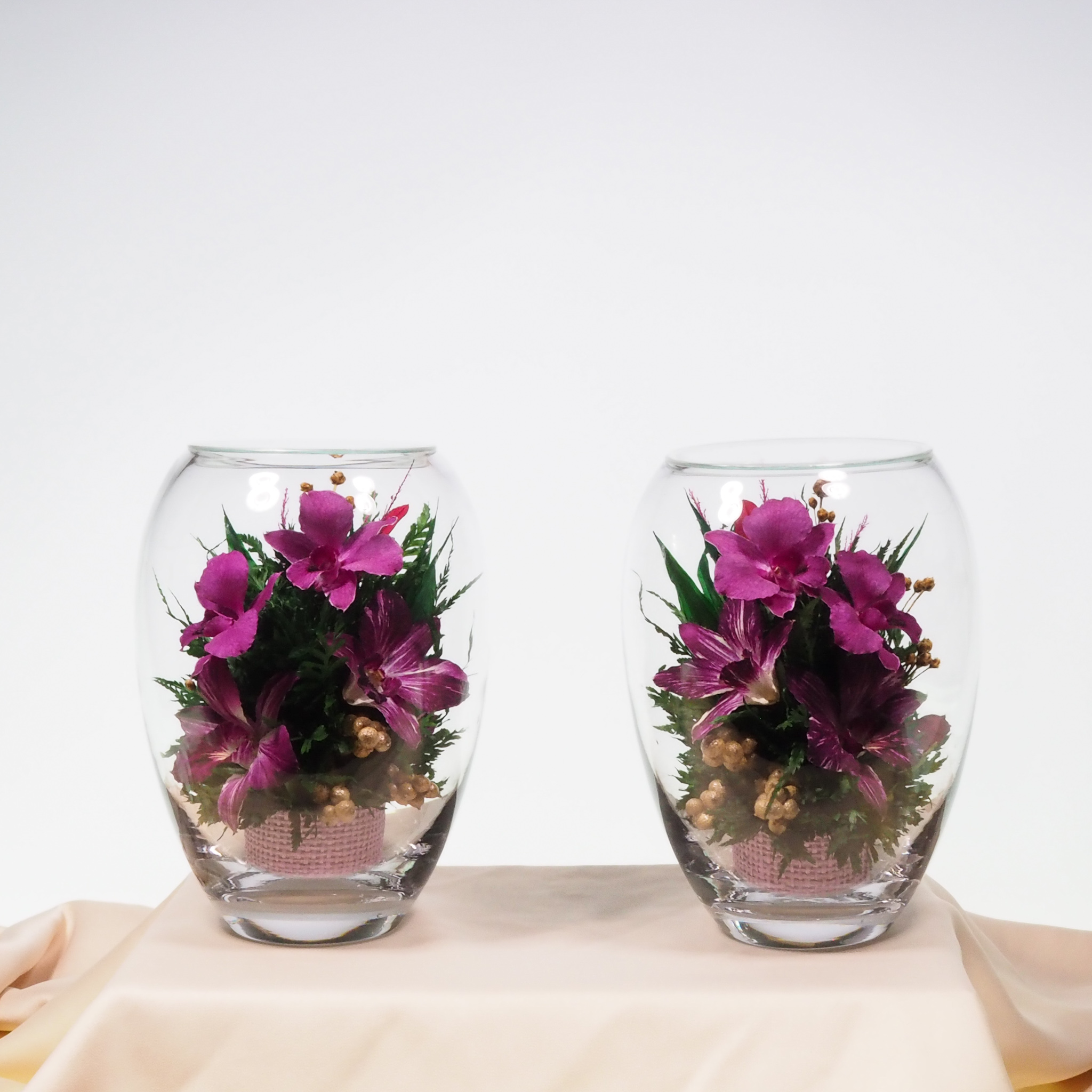 ชุดดอกไม้บูชาพระในโหลแก้วโดย Fi’ora Thailand (2 ชิ้นต่อชุด) (ไหเล็ก, orcids, Worship Collection). ดอกไม้ธรรมชาติ 100% อยู่ได้ถึง 5 ปี.