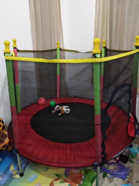 แทรมโพลีน (4F  สีแดง) trampoline Red สปริงบอร์ด เตียงกระโดด ที่กระโดด ออกกำลังกาย เตียงกระโดด สปริงบอร์ดกระโดด ขนาด 140cm X 122cm